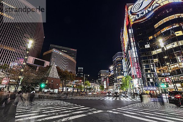 Kreuzung mit mehreren Zebrastreifen bei Nacht  Harumi dori Ave  Geschäftsviertel  Ginza  Tokio  Japan  Asien