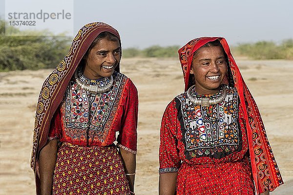 Zwei Fakirani-Frauen in traditioneller bunter Kleidung lächelnd  Great Rann of Kutch  Gujarat  Indien  Asien