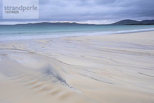 Wasser fließt bei Ebbe über einen Sandstrand ins Meer  Isle of Harris  Schottland  Vereinigtes Königreich  Europa