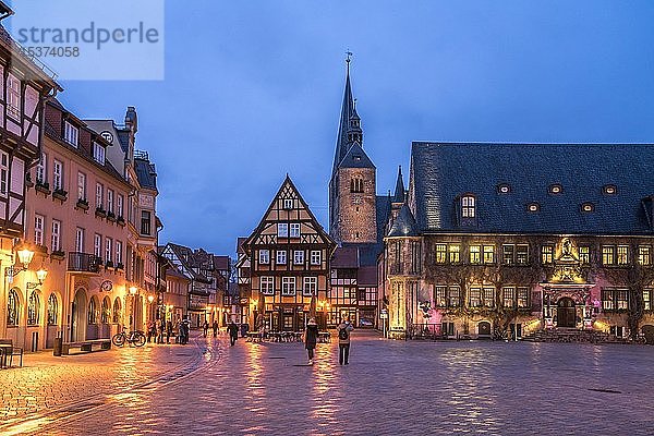 Marktplatz mit Rathaus und Marktkirche St. Benedikti in der Abenddämmerung  Quedlinburg  Sachsen-Anhalt  Deutschland  Europa