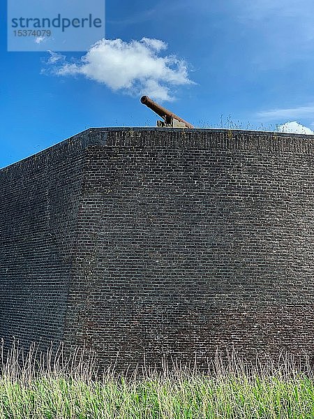 Alte Kanone mit Wolke auf einer Festungsmauer  Wasserschloss bei Poederoijen  Provinz Gelderland  Niederlande