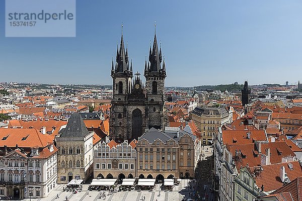 Blick vom Rathausturm auf die Tyn-Kirche  Altstadt  Prag  Böhmen  Tschechische Republik  Europa
