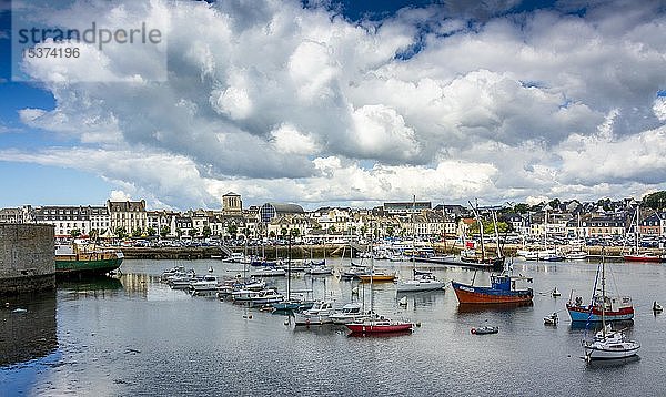 Concarneau  Blick auf den Hafen von der geschlossenen Stadt  Departement Finistere  Bretagne  Frankreich  Europa