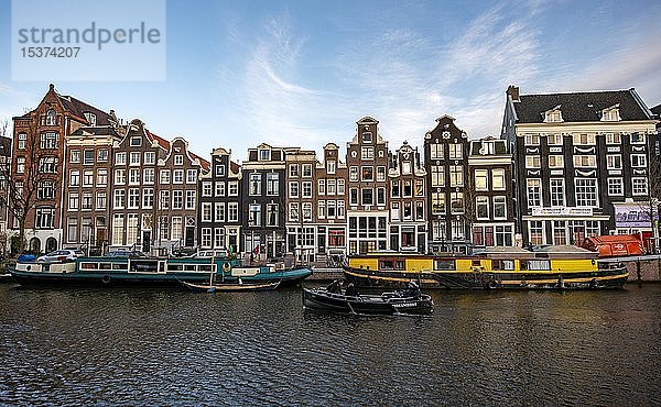Singel Gracht mit bunten Hausbooten und historischen Häusern  Amsterdam  Nordholland  Holland  Niederlande