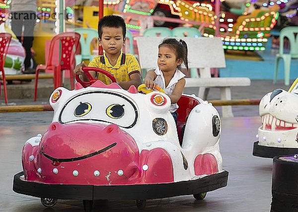 Kinder fahren Autoscooter im Koh Pich Themenpark  Diamond Island  Phnom Penh  Kambodscha  Asien