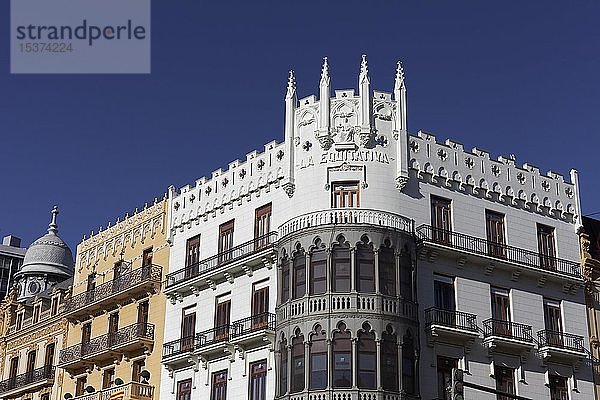 Historisches Gebäude La Equitativa  neugotisch  Placa de l'Àjuntament  Valencia  Spanien  Europa