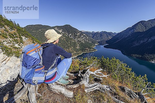 Wanderin rastend und in die Ferne blickend  Schönjöchl im Rücken  Plansee  Ammergauer Alpen  Bezirk Reutte  Tirol  Österreich  Europa