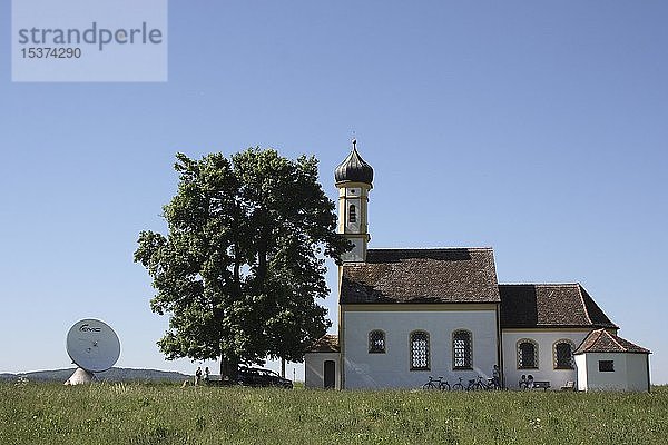 Wallfahrtskirche St. Johann und eine Satellitenantenne in Raisting am Ammersee  Oberbayern  Deutschland  Europa