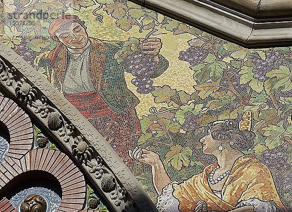 Fassade mit Mosaik  Winzer und hübsche Valencianerin  Detail  historische Markthalle  Mercat de Colón  Valencianischer Modernismus  Valencia  Spanien  Europa
