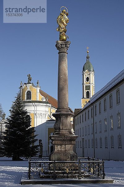 Mariensäule von 1717  im Hintergrund die Abteikirche St. Georg  Kloster  Ochsenhausen  Landkreis Biberach  Oberschwaben  Baden-Württemberg  Deutschland  Europa