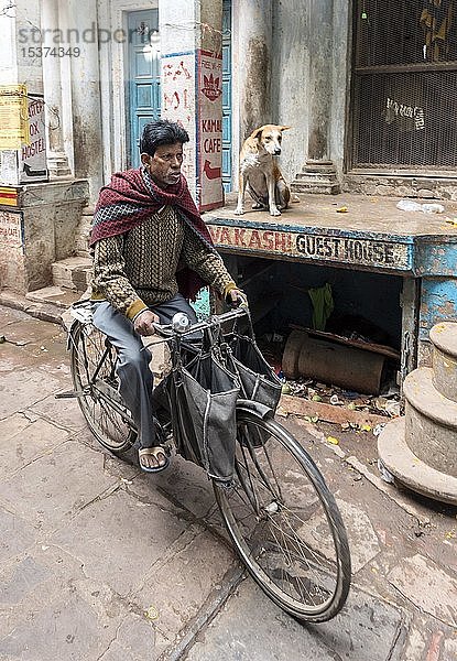 Mann auf Fahrrad in engen Straßen  Altstadt von Varanasi  Uttar Pradesh  Indien  Asien