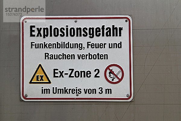 Warnschild Explosionsgefahr an einer Biogasanlage  Deutschland  Europa