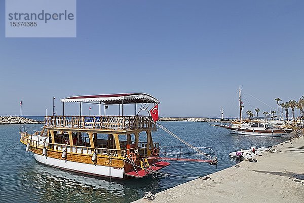 Ausflugsboot im Hafen  Side  Provinz Antalya  Türkei  Asien