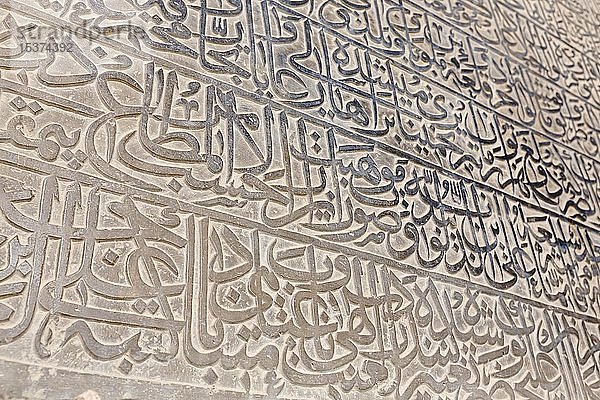 Koranische Inschriften an den Wänden  Masjed-e Jameh Moschee oder Freitagsmoschee  Isfahan  Iran  Asien