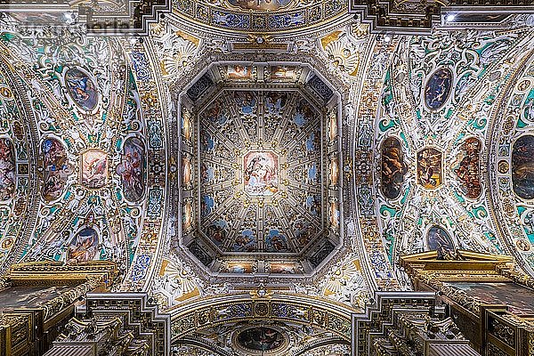 Innenansicht  Vierung und Kuppel  Deckengewölbe  Basilika Santa Maria Maggiore  Altstadt  Bergamo  Lombardei  Italien  Europa