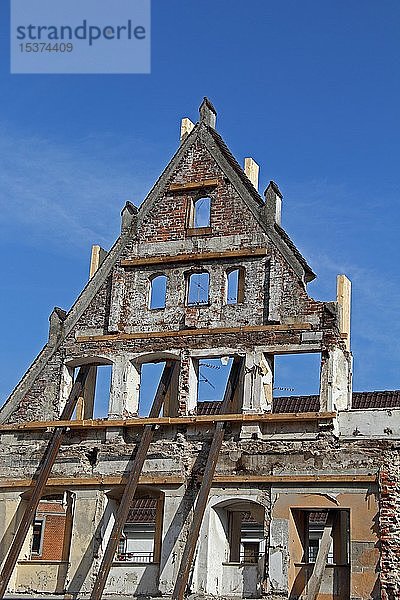 Nackte Fassade  Haussanierung in der Stadt Biberach  Baden-Württemberg  Oberschwaben  Deutschland  Europa