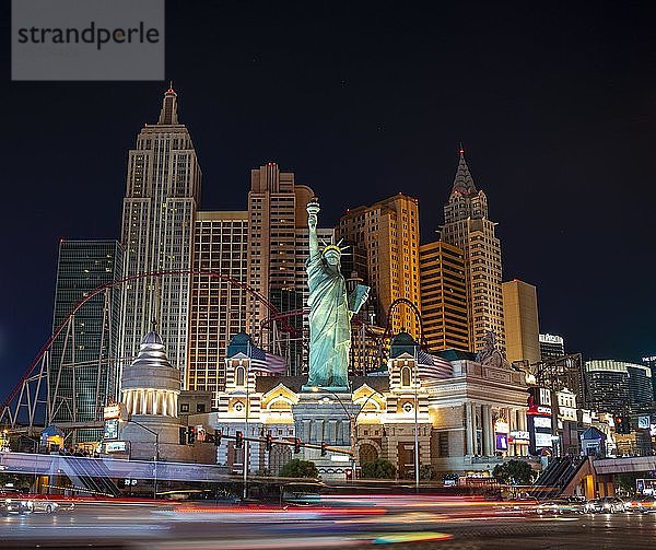 New York New York Hotel und Casino bei Nacht  Lichtspuren  Las Vegas Strip  Las Vegas  Nevada  USA  Nordamerika