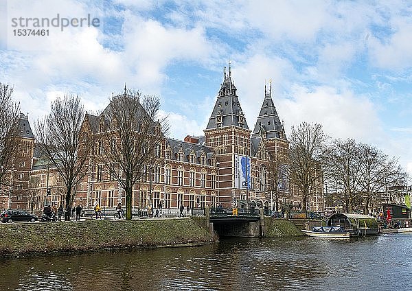 Spiegelgracht mit Rijksmuseum  Reichsmuseum Amsterdam  Nordholland  Niederlande