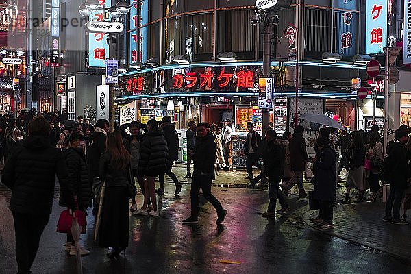 Fußgänger  Straße mit Leuchtreklame und Werbeschildern bei Nacht  Udagawacho  Shibuya  Tokio  Japan  Asien