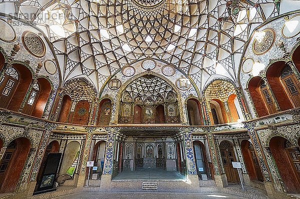 Borujerdi-Haus  Innenraum mit Hauptkuppel  Borujerdi-Haus  Kashan  Provinz Isfahan  Iran  Asien