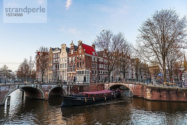 Abendstimmung  Gracht mit Brücke  Keizersgracht und Leidsegracht  Gracht mit historischen Häusern  Amsterdam  Nordholland  Niederlande