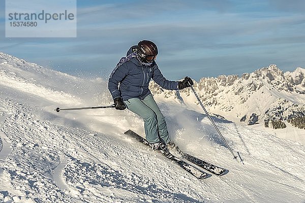 Skifahrerin  Piste Hohe Salve  SkiWelt Wilder Kaiser Brixenthal  Hochbrixen  Tirol  Österreich  Europa