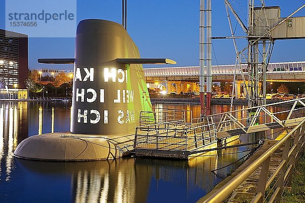 Kunstwerk U-Boot-Insel am Museum Küppersmühle in der Abenddämmerung  Innenhafen  Duisburg  Ruhrgebiet  Nordrhein-Westfalen  Deutschland  Europa