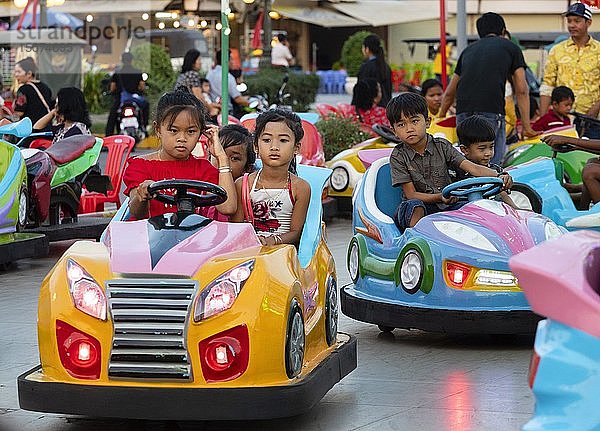 Kinder fahren Roller im Koh Pich Themenpark  Diamond Island  Phnom Penh  Kambodscha  Asien