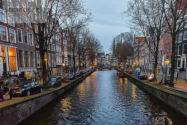 Abenddämmerung  Kanal  Leidsegracht  Amsterdam  Nordholland  Niederlande