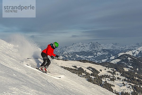 Skifahrerin auf steiler Piste  schwarze Piste  Berge im Hintergrund  SkiWelt Wilder Kaiser  Brixen im Thale  Tirol  Österreich  Europa