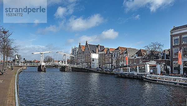 Zugbrücke Gravestenenbrug über den Fluss Binnen Spaarne  historische Häuser  Haarlem  Provinz Nordholland  Holland