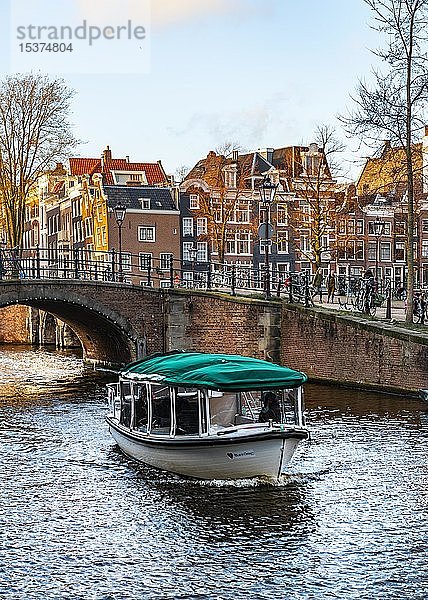 Boot auf Gracht mit Brücke  Keizersgracht und Leidsegracht  Gracht mit historischen Häusern  Amsterdam  Nordholland  Niederlande