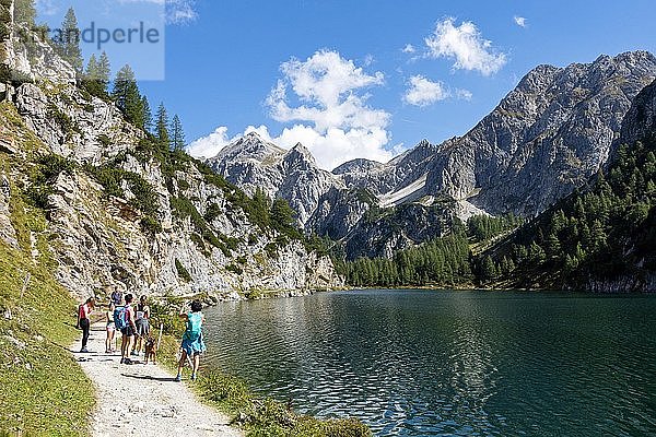 Wanderer am Bergsee  Tappenkarsee vor Rothorn und Faulkogel  Salzburger Land  Radstädter Tauern  Österreich  Europa