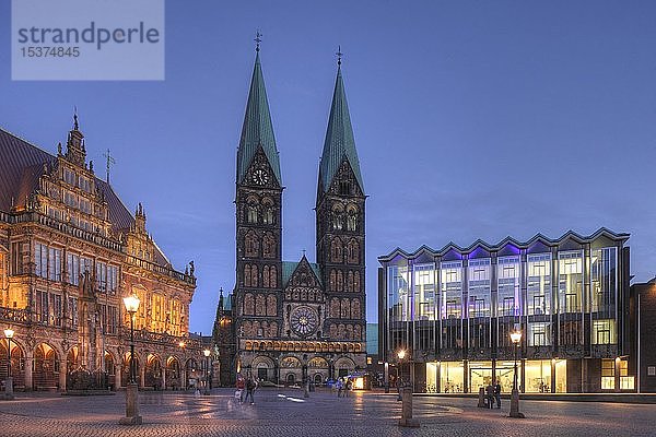 Bremer Rathaus  Dom und Parlamentsgebäude am Marktplatz in der Abenddämmerung  Bremen  Deutschland  Europa
