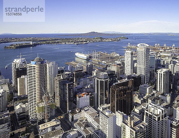 Blick von der Aussichtsplattform des Sky Tower  Skyline mit Wolkenkratzern und Hafen  Central Business District  Auckland  Nordinsel  Neuseeland  Ozeanien