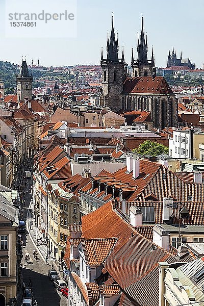 Blick vom Pulverturm der Altstadt mit der Tyn-Kirche  im Hintergrund die Prager Burg  Prag  Böhmen  Tschechische Republik  Europa