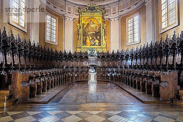 Apsis mit spätgotischem Chorgestühl und Altarbild mit Himmelfahrt der Jungfrau Maria  Kathedrale Santa Maria Assunta  Reggio Emilia  Emilia-Romagna  Italien  Europa
