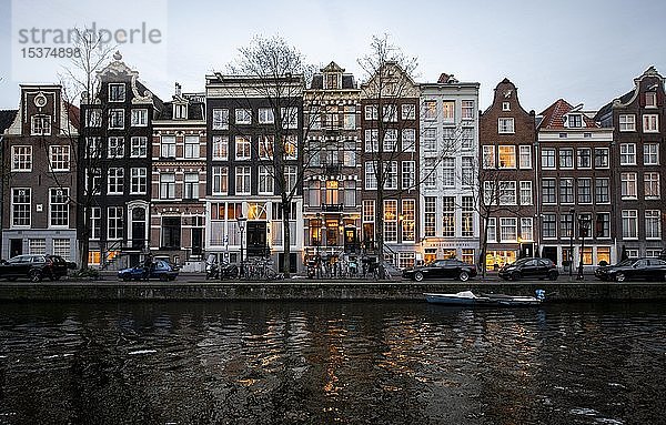 Historische Häuserreihe an einer Gracht in der Abenddämmerung  Amsterdam  Nordholland  Niederlande