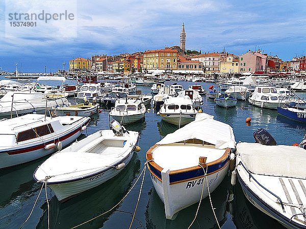 Boote im Hafen  Rovinj  Istrien  Kroatien  Europa