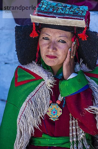 Ladakh-Frau mit Tracht  Porträt  Ladakh Festival  Leh  Ladakh  Jammu und Kaschmir  Indien  Asien