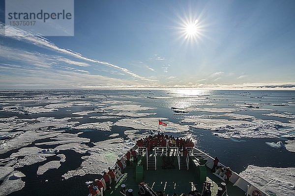 Expeditionsschiff bei der Fahrt durch das Packeis in der Arktis  Svalbard  Norwegen  Europa