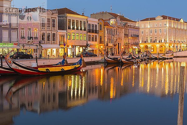 Moliceiros entlang des Hauptkanals in der Abenddämmerung  Aveiro  Venedig von Portugal  Beira Litoral  Portugal  Europa
