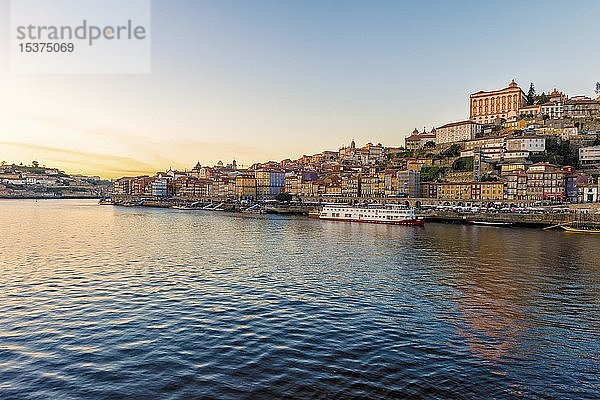 Blick über den Fluss Douro auf den Stadtteil Ribeira  Abendlicht  Porto  Portugal  Europa