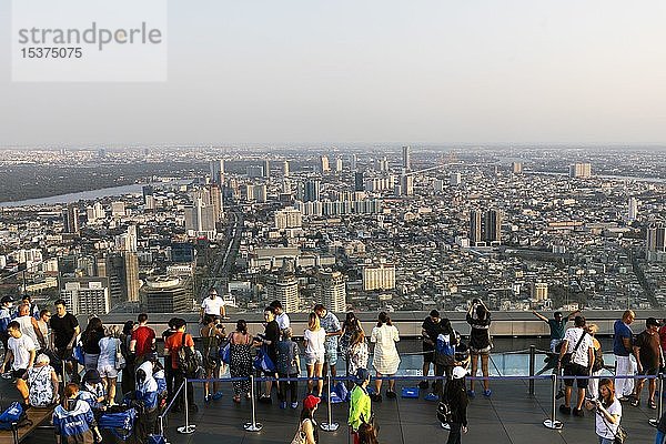 Besucher auf der Aussichtsplattform des Maha Nakhon Tower  314m  Stadtpanorama  Blick auf Sakhon und Yan Nawa Bezirk  Bang Rak Bezirk  Bangkok  Thailand  Asien