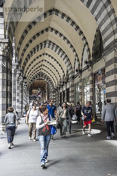 Passanten in der Galleria Mazzini  Genua  Ligurien  Italien  Europa