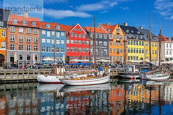 Bunte Häuser und Segelboote am Nyhavn-Kanal  Kopenhagen  Dänemark  Europa