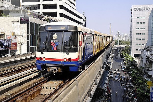 BTS Skytrain  Bangkok Mass Transit System  S-Bahn zwischen Wolkenkratzern  Bangkok  Thailand  Asien