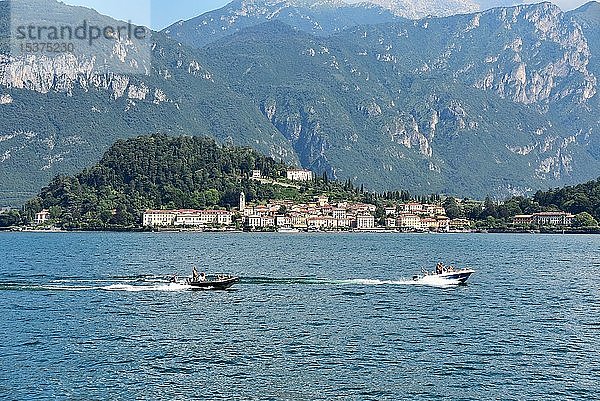 Motorboote auf dem Lago di Como  hinter der Stadt Bellagio  Lombardei  Italien  Europa