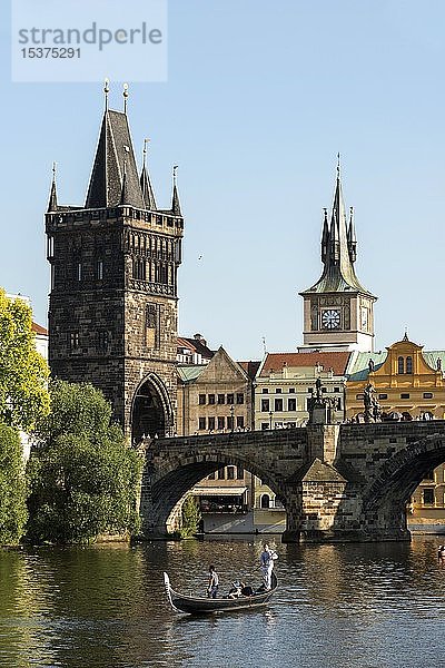 Fluss Moldau  Karlsbrücke mit Altstädter Brückenturm  Wasserturm  Prag  Böhmen  Tschechien  Europa