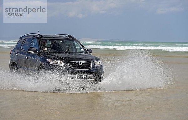 Schwarzer Hyundai Santa Fe 4x4 Geländewagen fährt auf dem Sandstrand von Ninety Mile Beach im Wasser  Far North District  Northland  Nordinsel  Neuseeland  Ozeanien